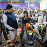 मेधावी छात्रों को ई-स्कूटी, CM ने जाना करियर का सपना, किसी ने CA तो किसी ने डॉक्टर बनने की बताई इच्छा